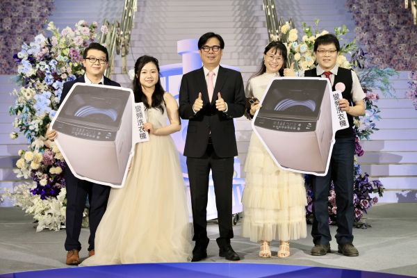 高雄火車站幸福啟程　陳其邁祝福115對新人百年好合1